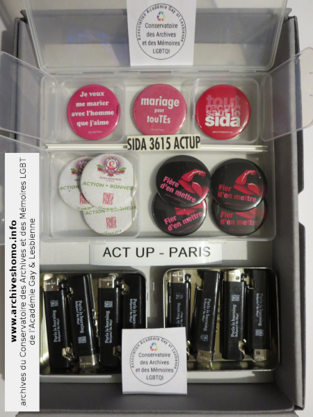 Collection Act Up-Paris de Badges et de Briquets