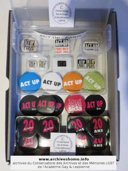 Collection Act Up-Paris de Pins et de Badges