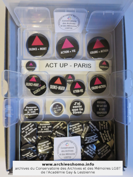 Collection Act Up-Paris badges Triangle Rose et Séropositif